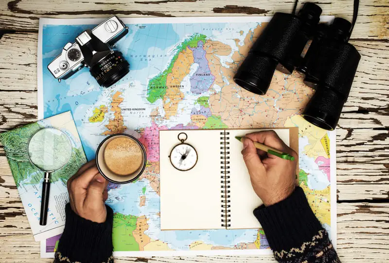 Profesional en viajes de autor preparando la ruta de un nuevo destino.